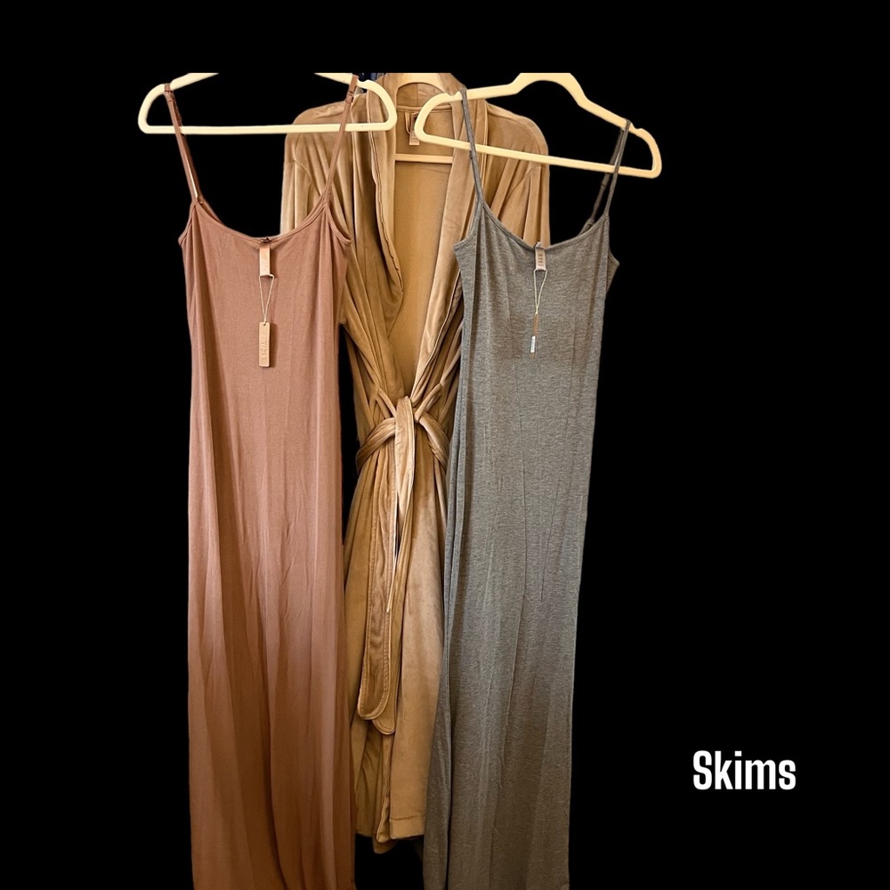 SKIMS Bundle
NWT 2 Lounge Dresses & EUC Velour Robe (Price is for all 3 pieces)!